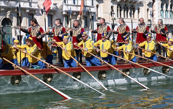 Người dân tham gia lễ hội đua thuyền Regata Storica tại Venice, Italy, ngày 6/9/2026. Ảnh: THX/TTXVN phát