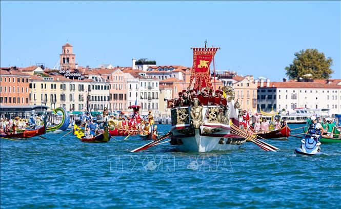Người dân tham gia lễ hội đua thuyền Regata Storica tại Venice, Italy, ngày 6/9/2026. Ảnh: THX/TTXVN phát