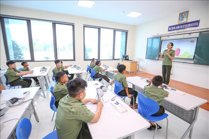 Thầy cô quan tâm, hướng dẫn học sinh từ học tập đến sinh hoạt hằng ngày, rèn nền nếp và tính tự lập. Ảnh: Giang Phương - TTXVN