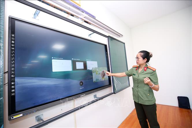 Giờ học ngoại ngữ được trang bị các thiết bị hiện đại, tạo điều kiện để học sinh tiếp cận phương pháp học tập trực quan, sinh động và nâng cao kỹ năng ngoại ngữ. Ảnh: Giang Phương - TTXVN