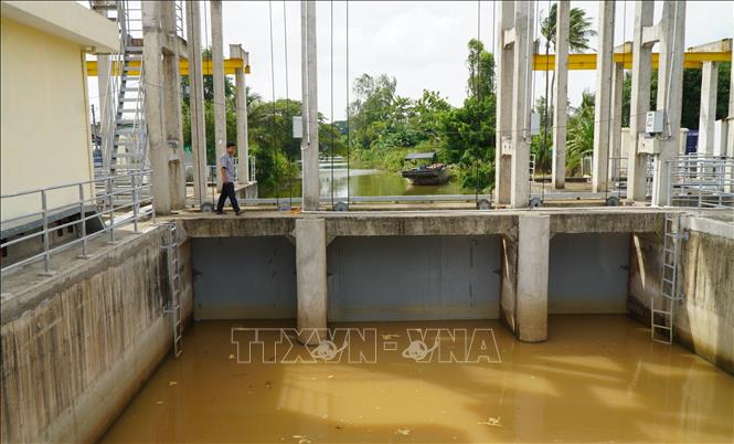 Cống thông minh Mương Khai (xã Tân Bình, tỉnh Đồng Tháp) vận hành để điều tiết nước trong mùa mưa lũ, đảm bảo sản xuất thuận lợi cho hơn 6.050 ha. Ảnh: Nhựt An - TTXVN