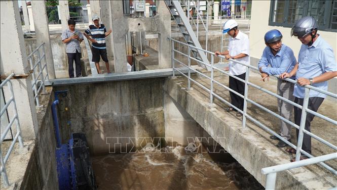 Lãnh đạo Phòng Kinh tế xã Tân Long (tỉnh Đồng Tháp) kiểm tra tình hình vận hành Cống thông minh Mương Khai. Ảnh: Nhựt An - TTXVN