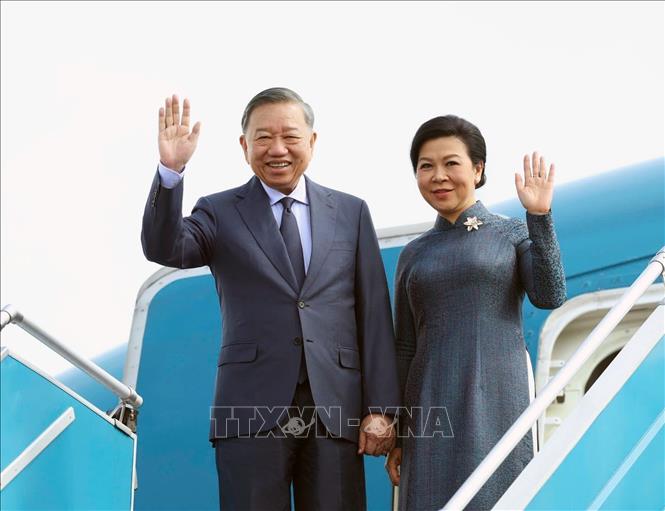 Party General Secretary and President To Lam, his spouse Ngo Phuong Ly and a high-ranking Vietnamese delegation left Hanoi on September 7 for a state visit to Russia, an official visit to France and attendance at the International Space Summit in Paris. VNA Photo: Thống Nhất 