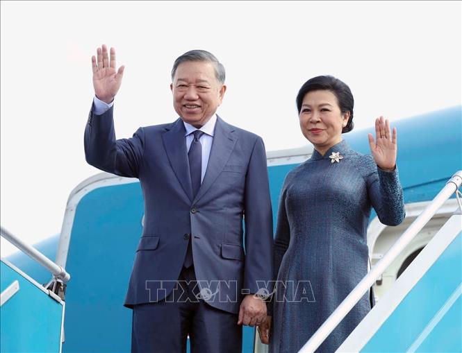 Party General Secretary and President To Lam, his spouse Ngo Phuong Ly and a high-ranking Vietnamese delegation left Hanoi on September 7 for a state visit to Russia, an official visit to France and attendance at the International Space Summit in Paris. VNA Photo: Thống Nhất 