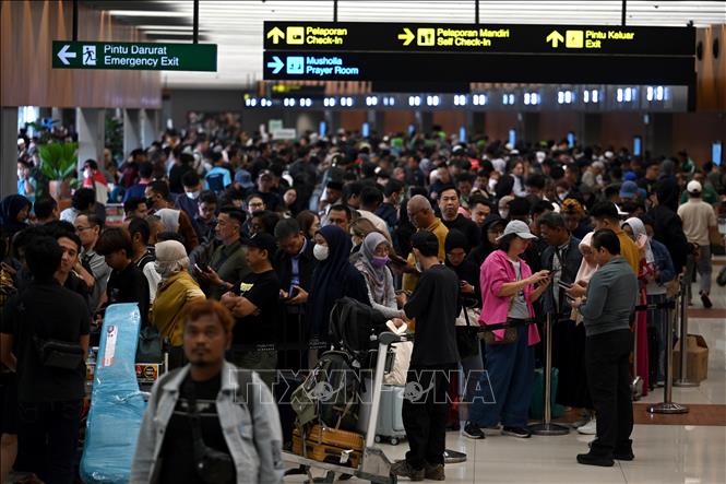 Hành khách chờ đợi tại sân bay quốc tế Soekarno-Hatta ở tỉnh Banten, Indonesia khi sân bay này phải tạm dừng hoạt động do tro bụi núi lửa, ngày 6/9/2026. Ảnh: THX/TTXVN phát