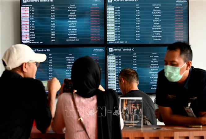 Hành khách chờ đợi tại sân bay quốc tế Soekarno-Hatta ở tỉnh Banten, Indonesia khi sân bay này phải tạm dừng hoạt động do tro bụi núi lửa, ngày 6/9/2026. Ảnh: THX/TTXVN phát