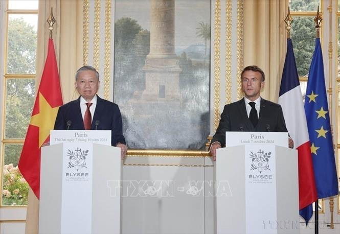 Tổng Bí thư, Chủ tịch nước Tô Lâm và Tổng thống Pháp Emmanuel Macron họp báo, tuyên bố nâng cấp quan hệ hai nước lên Đối tác chiến lược toàn diện (Pháp, 7/10/2024). Ảnh: Trí Dũng – TTXVN