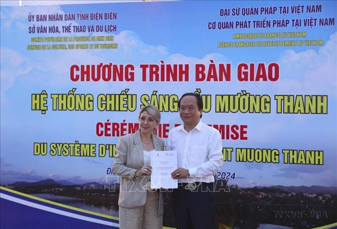 Đại diện Cơ quan Phát triển Pháp tại Việt Nam bàn giao Hồ sơ kỹ thuật Hệ thống chiếu sáng cầu Mường Thanh cho tỉnh Điện Biên, nhân kỷ niệm 70 năm Chiến thắng Điện Biên Phủ (5/5/2024). Ảnh: Xuân Tư - TTXVN