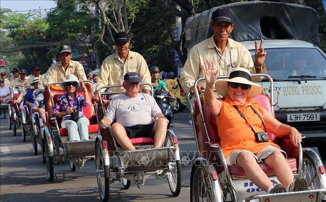 Du khách Pháp đi xích lô tham quan thành phố Đà Nẵng. Ảnh: Trần Lê Lâm - TTXVN