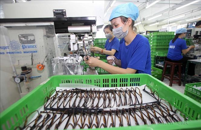 Công ty TNHH Neo Optical (vốn đầu tư của Pháp) ở thị trấn Neo, huyện Yên Dũng, tỉnh Bắc Giang chuyên gia công sản phẩm trong lĩnh vực kính mắt xuất khẩu, tạo việc làm cho hàng trăm lao động. Ảnh: Trần Việt – TTXVN