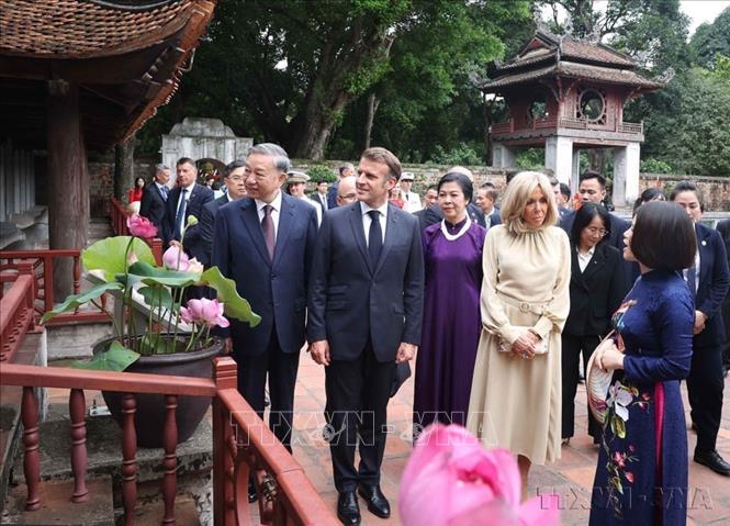 Tổng Bí thư Tô Lâm và Phu nhân cùng Tổng thống Pháp Emmanuel Macron và Phu nhân thăm Văn Miếu - Quốc Tử Giám (Hà Nội, 26/5/2025). Ảnh: Thống Nhất – TTXVN