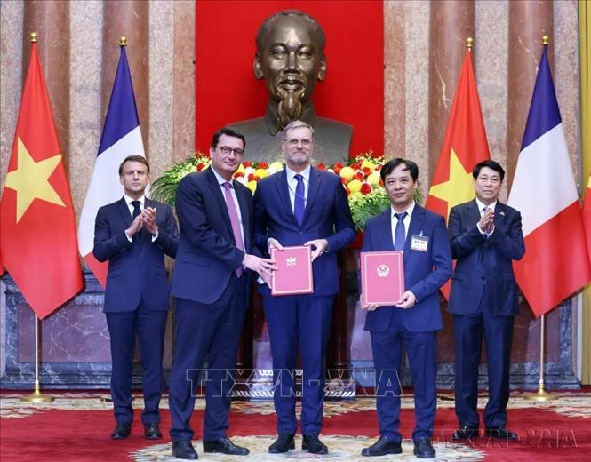 Chủ tịch nước Lương Cường và Tổng thống Pháp Emmanuel Macron chứng kiến các bộ, ngành, doanh nghiệp hai nước trao đổi các văn kiện hợp tác song phương (Hà Nội, 26/5/2025). Ảnh: Lâm Khánh - TTXVN