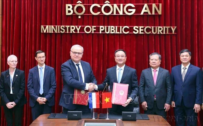 Trung tướng Phạm Thế Tùng, Thứ trưởng Bộ Công an và Bộ trưởng bên cạnh Bộ trưởng Bộ Nội vụ Pháp Francois Noel Buffet ký Thỏa thuận kỹ thuật giữa Bộ Công an Việt Nam và Bộ Nội vụ Pháp (Hà Nội, 27/5/2025). Ảnh: Phạm Kiên - TTXVN