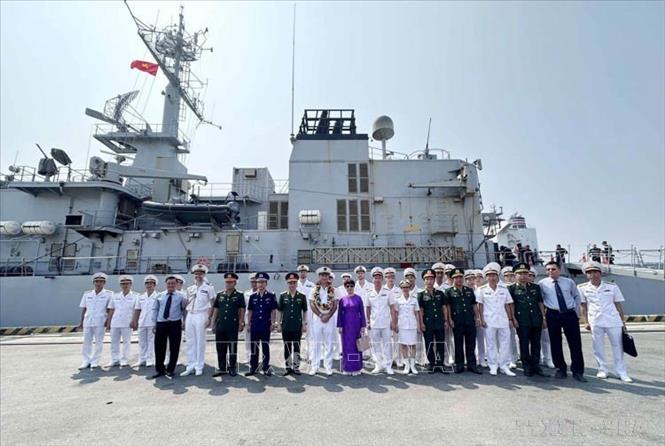 Tàu tuần dương Vendemiaire của Hải quân Pháp cập cảng Tiên Sa, tiến hành chuyến thăm xã giao thành phố Đà Nẵng (11/04/2024). Ảnh: Trần Lê Lâm – TTXVN