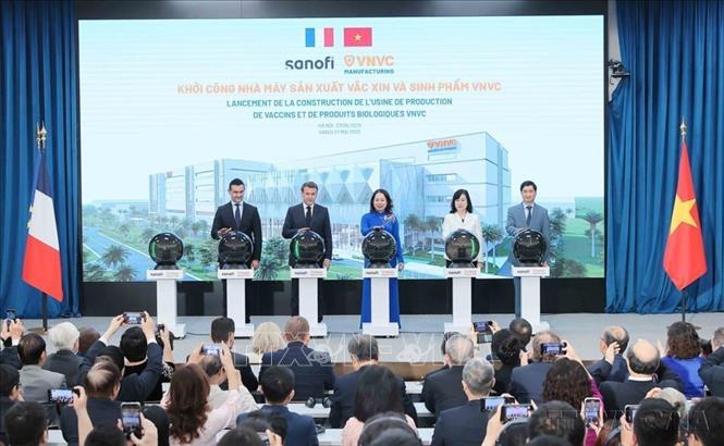 Tổng thống Pháp Emmanuel Macron và Phó Chủ tịch nước Võ Thị Ánh Xuân cùng các đại biểu thực hiện nghi thức khởi công Nhà máy sản xuất vaccine và sinh phẩm VNVC - nhà máy sản xuất vaccine có quy mô lớn và hiện đại nhất Việt Nam hiện nay, được Tập đoàn dược phẩm Sanofi của Pháp chuyển giao công nghệ (Hà Nội, 27/05/2025). Ảnh: An Đăng - TTXVN
