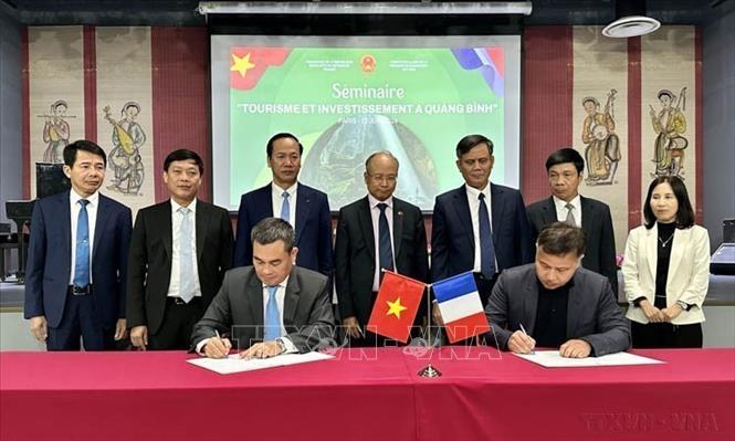Lễ ký kết hợp tác giữa hai nước tại Hội nghị xúc tiến đầu tư và du lịch Quảng Bình do UBND tỉnh Quảng Bình phối hợp với Đại sứ quán Việt Nam tại Pháp tổ chức (12/6/2024). Ảnh: Nguyễn Thu Hà - TTXVN 