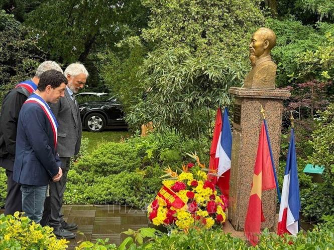 Nhân kỷ niệm 136 năm ngày sinh Chủ tịch Hồ Chí Minh (19/5/1890-19/5/2026), Đại sứ quán Việt Nam tại Pháp phối hợp với chính quyền thành phố Montreuil đã long trọng tổ chức Lễ dâng hoa trước tượng của Người và thăm “Không gian Hồ Chí Minh” trong Bảo tàng Lịch sử sống tại công viên Montreau (19/5/2026). Ảnh: Hữu Chiến - TTXVN