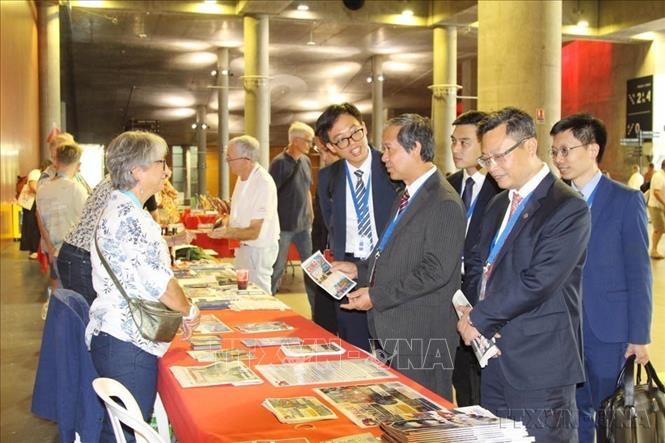 Đồng chí Nguyễn Kim Sơn, Ủy viên Trung ương Đảng, Phó Trưởng ban Chính sách, Chiến lược Trung ương làm Trưởng đoàn tham quan một gian trưng bày, tại Phiên khai mạc Đại hội lần thứ 40 đảng Cộng sản Pháp, tại thành phố Lille (04/07/2026). Ảnh: Hữu Chiến - TTXVN