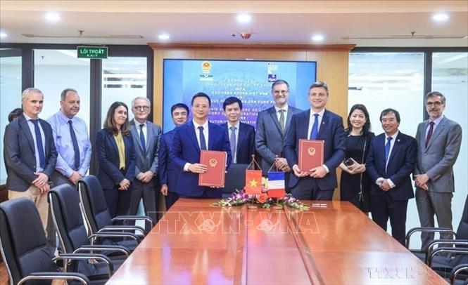 Đại sứ Pháp tại Việt Nam Olivier Brochet và Thứ trưởng Bộ Xây dựng Lê Anh Tuấn chứng kiến Lễ ký Phụ lục VI của Thỏa thuận hợp tác kỹ thuật giữa Cục Hàng không Việt Nam và Tổng cục Hàng không dân dụng Pháp. Ảnh: Diệp Anh - TTXVN