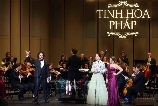 Tối 25/4/2026, tại Nhà hát Hồ Gươm (Hà Nội), Bộ Công an tổ chức đêm hoà nhạc “Tinh hoa Pháp”, do các nghệ sĩ Dàn nhạc Giao hưởng Nhà hát Opera Hoàng gia Versailles (Royal Opera of Versailles Orchestra) của Pháp biểu diễn. Ảnh: Phạm Kiên - TTXVN