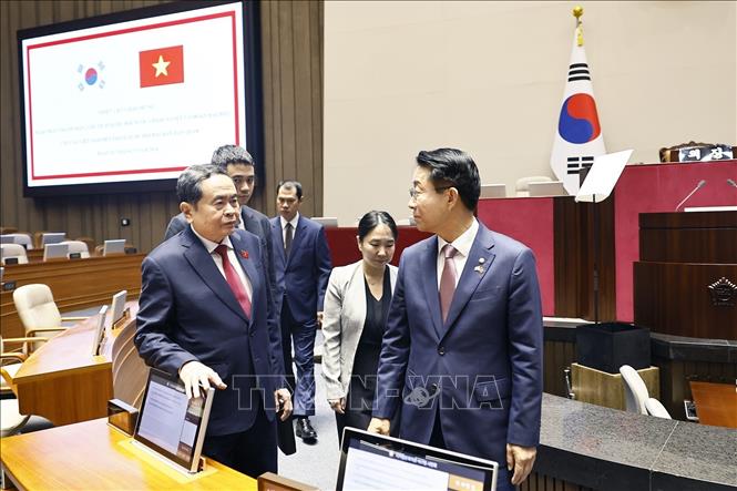 Chủ tịch Quốc hội Trần Thanh Mẫn cùng Chủ tịch Quốc hội Hàn Quốc Cho Jeong Sik tham quan phòng họp của Quốc hội Hàn Quốc. Ảnh: Doãn Tấn – TTXVN