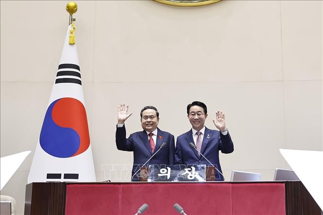 Chủ tịch Quốc hội Trần Thanh Mẫn cùng Chủ tịch Quốc hội Hàn Quốc Cho Jeong Sik tham quan phòng họp của Quốc hội Hàn Quốc. Ảnh: Doãn Tấn – TTXVN