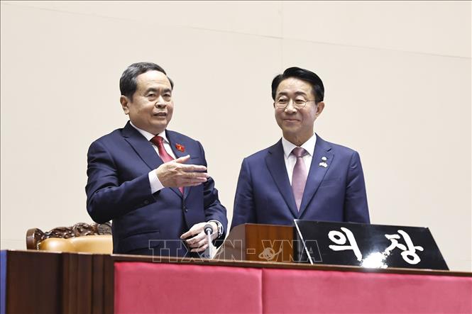 Chủ tịch Quốc hội Trần Thanh Mẫn cùng Chủ tịch Quốc hội Hàn Quốc Cho Jeong Sik tham quan phòng họp của Quốc hội Hàn Quốc. Ảnh: Doãn Tấn – TTXVN