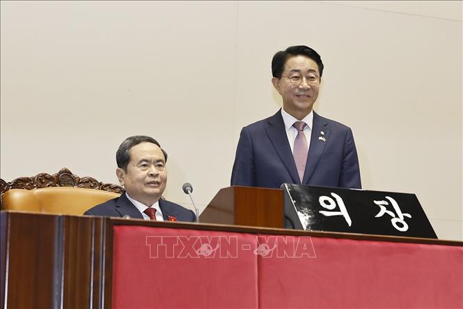 Chủ tịch Quốc hội Trần Thanh Mẫn cùng Chủ tịch Quốc hội Hàn Quốc Cho Jeong Sik tham quan phòng họp của Quốc hội Hàn Quốc. Ảnh: Doãn Tấn – TTXVN