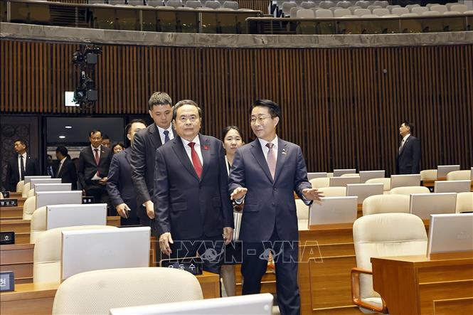 Chủ tịch Quốc hội Trần Thanh Mẫn cùng Chủ tịch Quốc hội Hàn Quốc Cho Jeong Sik tham quan phòng họp của Quốc hội Hàn Quốc. Ảnh: Doãn Tấn – TTXVN