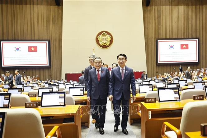 Chủ tịch Quốc hội Trần Thanh Mẫn cùng Chủ tịch Quốc hội Hàn Quốc Cho Jeong Sik tham quan phòng họp của Quốc hội Hàn Quốc. Ảnh: Doãn Tấn – TTXVN