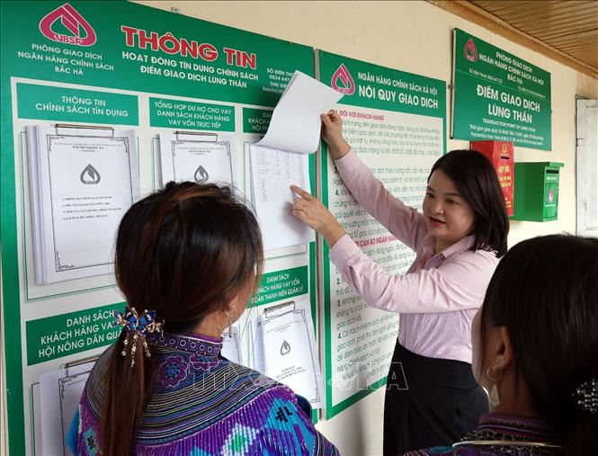Bảng niêm yết công khai các chương trình cho vay và hộ vay tại điểm giao dịch xã Lủng Thần, Lào Cai. Ảnh: Trần Việt - TTXVN