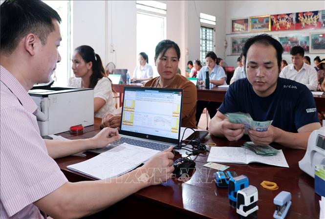 Làm thủ tục vay vốn tại điểm giao dịch xã Bản Lầu, Lào Cai. Ảnh: Trần Việt - TTXVN