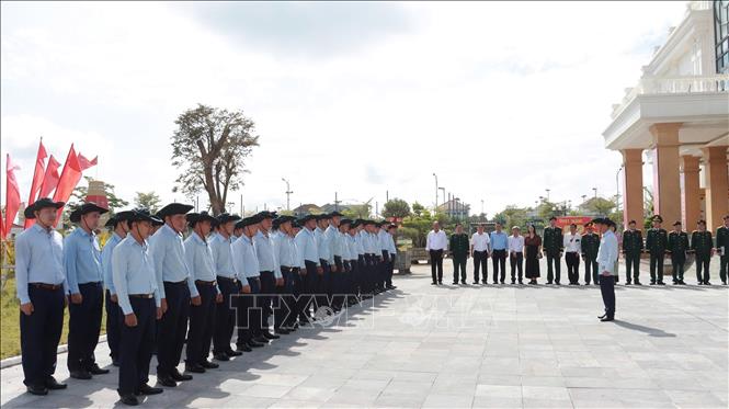 Đội Quy tập 192 (Bộ Chỉ huy Quân sự thành phố Huế) nhận nhiệm vụ trước khi xuất quân sang Lào. Ảnh: Mai Trang - TTXVN 