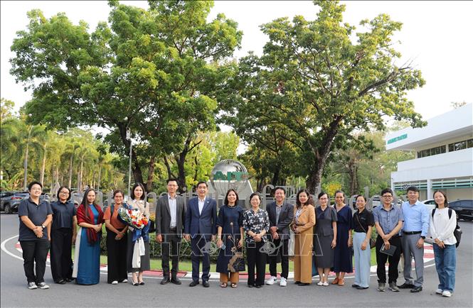 PGS.TS Nguyễn Thị Phước Lai (giữa) cùng các giảng viên, học viên người Việt tại AIT chụp ảnh lưu niệm với Đại sứ Phạm Việt Hùng (đứng cạnh bên trái) và đoàn công tác của Đại sứ quán Việt Nam tại Thái Lan. Ảnh: Đỗ Sinh - PV TTXVN tại Thái Lan 