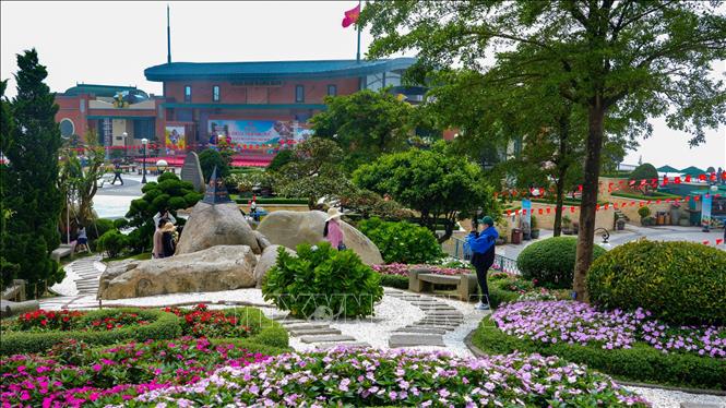 Du khách tham quan Khu du lịch Sun World Ba Den Mountain. Ảnh: Minh Phú - TTXVN