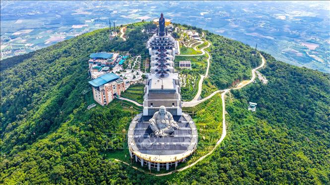  Công trình trên đỉnh Núi Bà Đen tạo thêm điểm tham quan, trải nghiệm, góp phần đa dạng hóa sản phẩm du lịch của Tây Ninh. Ảnh: Minh Phú - TTXVN 