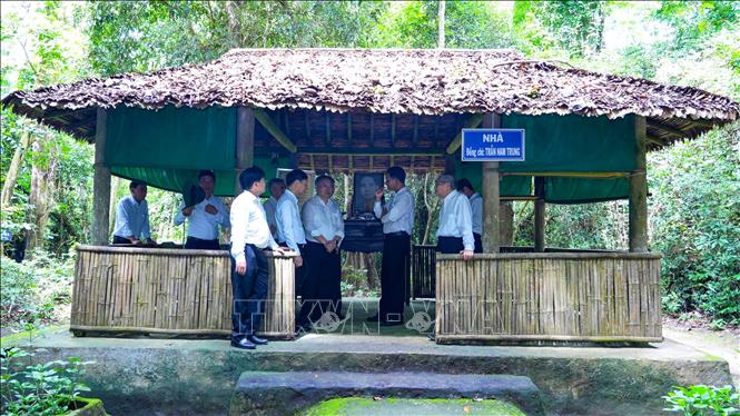 Du khách tham quan khu di tích trong thời kỳ kháng chiến tại Khu di tích lịch sử quốc gia đặc biệt Căn cứ Trung ương Cục miền Nam, tỉnh Tây Ninh. Ảnh: Minh Phú – TTXVN 