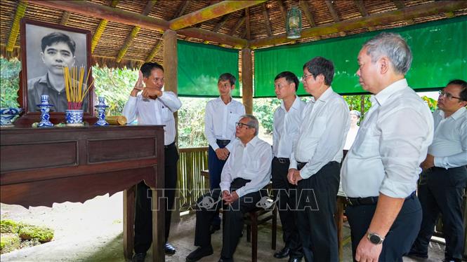 Du khách tham quan di tích nhà đồng chí Nguyễn Văn Linh tại Khu di tích lịch sử quốc gia đặc biệt Căn cứ Trung ương Cục miền Nam, tỉnh Tây Ninh. Ảnh: Minh Phú – TTXVN