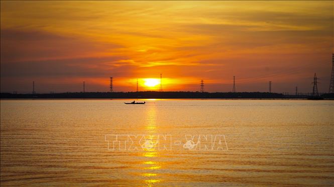 Hồ Dầu Tiếng lúc hoàng hôn. Ảnh: Minh Phú - TTXVN 