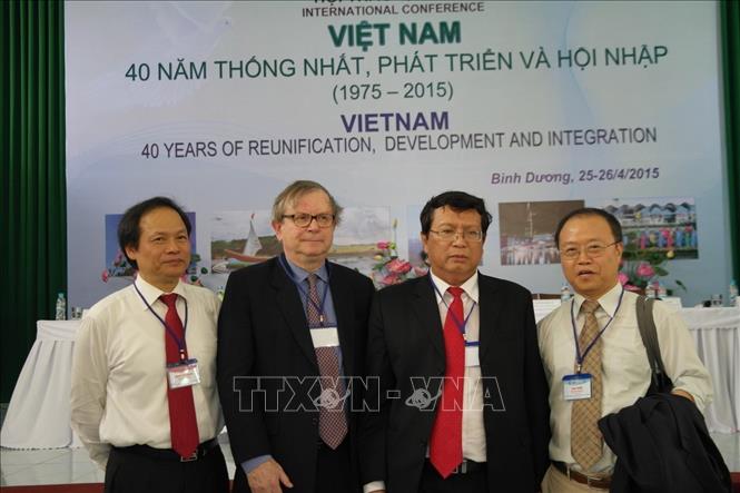 Giáo sư Hugues Tertrais chụp ảnh cùng các đồng nghiệp Việt Nam tại một hội thảo quốc tế. Ảnh: TTXVN phát