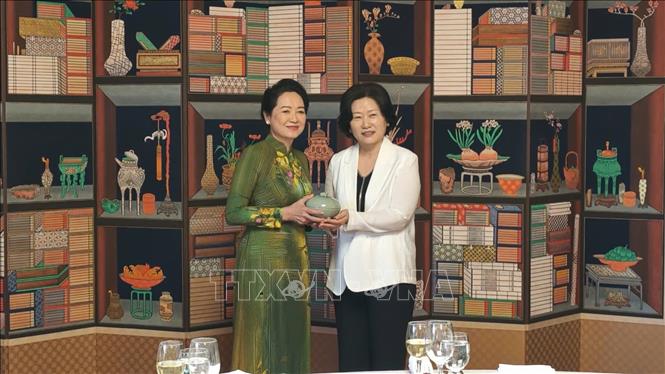 Phu nhân Nguyễn Thị Thanh Nga nhận quà lưu niệm từ Phu nhân Chủ tịch Quốc hội Hàn Quốc. Ảnh: Đào Lâm - PV TTXVN tại Hàn Quốc