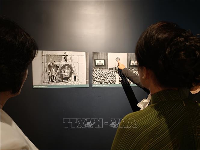 Phu nhân Nguyễn Thị Thanh Nga nghe giới thiệu về lịch sử Quốc hội Hàn Quốc. Ảnh: Đào Lâm - PV TTXVN tại Hàn Quốc