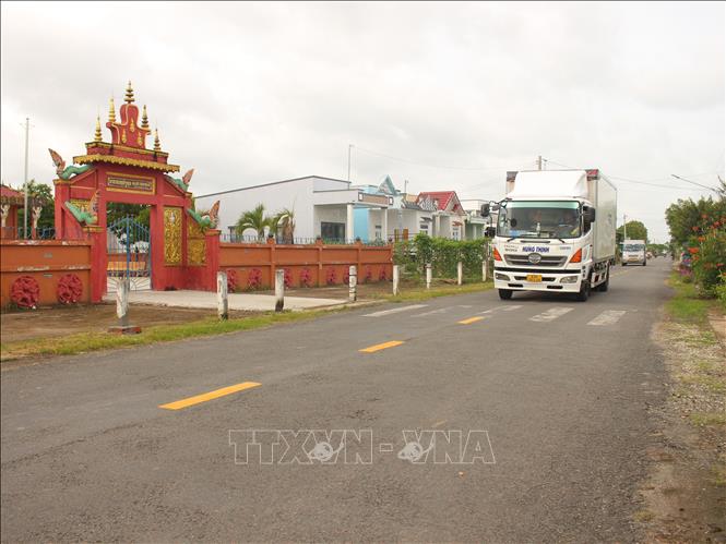 Hệ thống giao thông nông thôn về vùng đồng bào dân tộc được đầu tư hoàn thiện làm thay đổi diện mạo nông thôn, mở ra không gian phát triển mới tại các địa phương. Ảnh: Chanh Đa - TTXVN