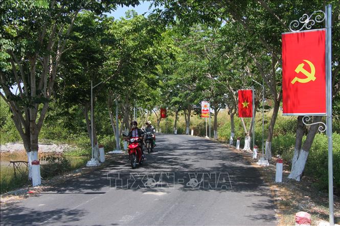 Tuyến đường giao thông nông thôn ở xã Phong Hiệp (tỉnh Cà Mau). Ảnh: Chanh Đa - TTXVN