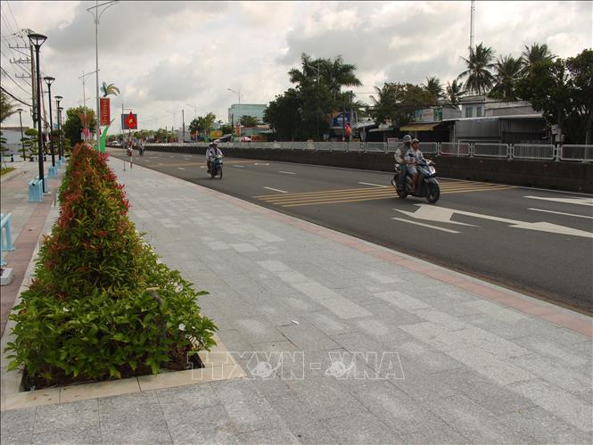 Tuyến Quốc lộ 1A qua địa phận tỉnh Cà Mau giúp thuận lợi giao thương và phát triển kinh tế - xã hội tỉnh. Ảnh: Chanh Đa - TTXVN