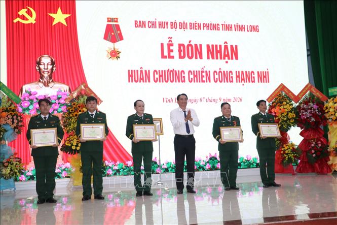 Trao bằng khen của Chủ tịch UBND tỉnh Vĩnh Long cho 5 cá nhân có thành tích xuất sắc thuộc lực lượng BĐBP tỉnh Vĩnh Long. Ảnh: Huỳnh Phúc Hậu - TTXVN