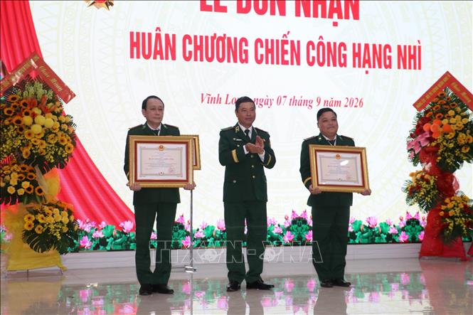 Trao Huân chương Chiến công hạng Nhì cho 2 cá nhân thuộc Bội đội Biên phòng tỉnh Vĩnh Long. Ảnh: Huỳnh Phúc Hậu - TTXVN