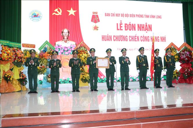 Trao Huân chương Chiến công hạng Nhì cho tập thể Bội đội Biên phòng tỉnh Vĩnh Long. Ảnh: Huỳnh Phúc Hậu - TTXVN