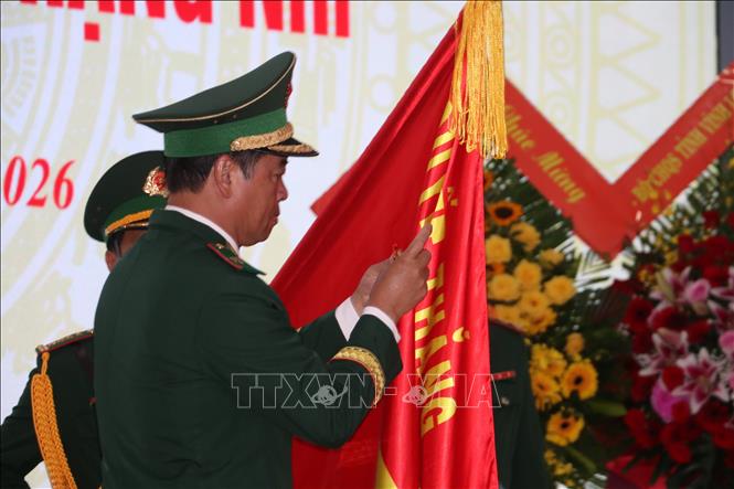 Trao Huân chương Chiến công hạng Nhì cho tập thể Bội đội Biên phòng tỉnh Vĩnh Long. Ảnh: Huỳnh Phúc Hậu - TTXVN
