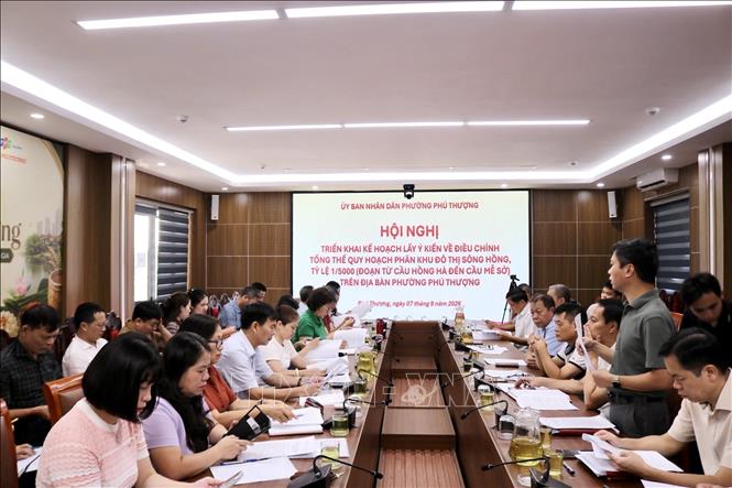 UBND phường Phú Thượng tổ chức hội nghị triển khai kế hoạch lấy ý kiến về Điều chỉnh tổng thể Quy hoạch phân khu đô thị sông Hồng, tỷ lệ 1/5.000, đoạn từ cầu Hồng Hà đến cầu Mễ Sở. Ảnh: Nguyễn Thắng - TTXVN